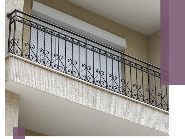 Балконные ограждения из металла и стекла в Сызрани для домов